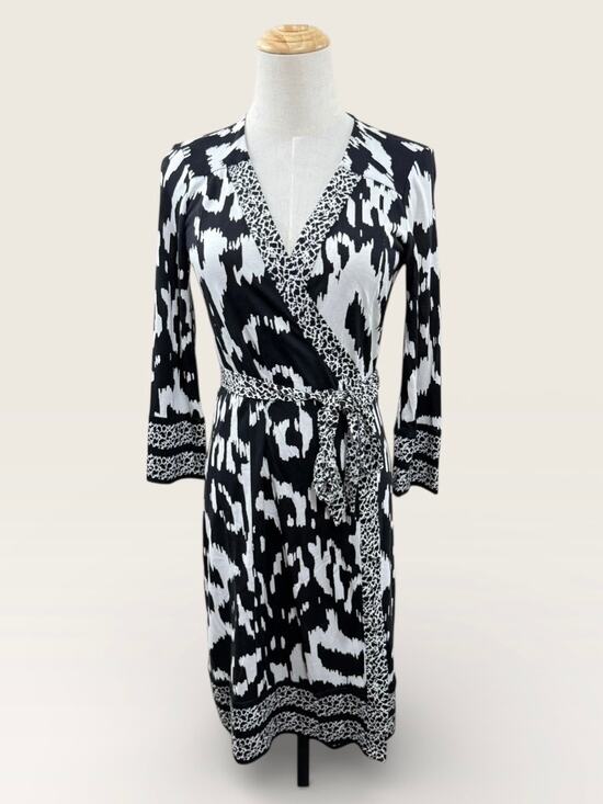 Diane Von Furstenberg Dresses & Skirts - Diane von Furstenberg Tallulah Black & White Flower Ikat Print Wrap Dress, Sz 6